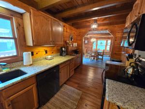 Private and Cozy Cabin Close to Williamsport, PA tesisinde mutfak veya mini mutfak