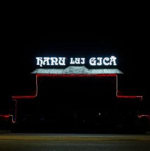 a sign for aarma let off check in the dark at Hanu lui Gica Spa in Satu Mare