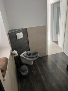 ein Bad mit einem WC in der Ecke in der Unterkunft Ferienhaus Klaus-Groth in Eckernförde