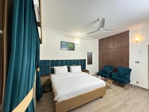 una camera d'albergo con letto e tenda blu di Dream Inn Guest House a Islamabad