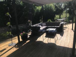 een patio met een tafel en een parasol bij l'Ancienne Forge in Aigonnay