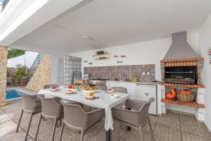 a kitchen with a table and chairs in a kitchen at Tavira Casa Jenny in Tavira