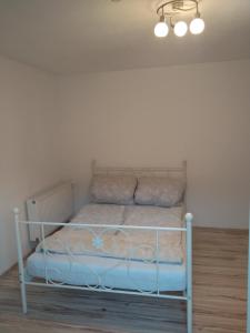 Voodi või voodid majutusasutuse Deggendorf Zentral und Ruhig - 2 Zimmer Wohnung 4 Schlafplätze, Küche, Waschmaschine, Self Check in toas