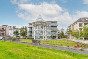 duży budynek ze szklaną kopułą na górze w obiekcie Seaview apartment in Galway w Galway