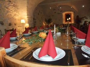 A restaurant or other place to eat at Le Domaine du Grand Cellier Chambres d'hôtes en Savoie