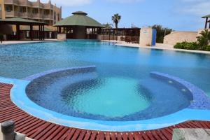 une grande piscine d'eau bleue dans l'établissement Tropical Morabeza Apartment Santa Maria, à Santa Maria