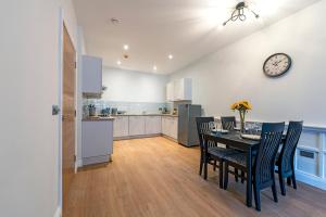 A kitchen or kitchenette at The Hazlitt Apartments