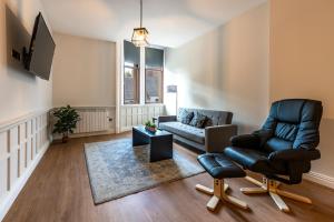 A seating area at The Hazlitt Apartments