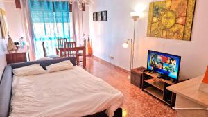 un soggiorno con letto e TV di Enjoy Lisbon Cascais Sintra 1200 metres to metro blue line Sintra Rail line Free Parking ad Amadora