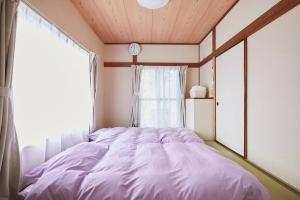 浦安URAYASU HOUSE! for up to 6 people, 15 min bus ride to Disney! Location is 6-8-38 Horie Urayasu City Chiba Prefecture 場所は千葉県浦安市堀江6-8-38です,玄関横のキーボックスの暗証番号はご予約後に宿からのメッセージ欄にてご確認下さい的窗户客房内的一张大床