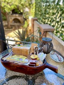 een dienblad met eten op een tafel bij Casa del Sol in Arónion