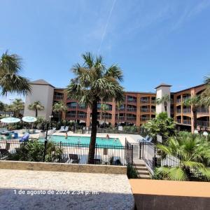 Swimming pool sa o malapit sa Beachfront Palms Hotel Galveston