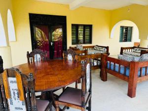 A seating area at Villa Jakasa