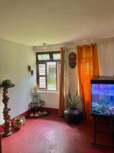 Una televisión o centro de entretenimiento en O2 estate Stay Coorg