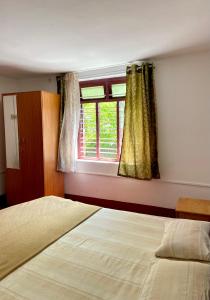 Una cama o camas en una habitación de O2 estate Stay Coorg