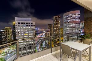 - un balcon avec vue sur la ville la nuit dans l'établissement The York by Swiss-Belhotel, à Sydney