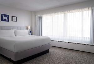 מיטה או מיטות בחדר ב-Sonesta ES Suites Chicago Downtown Magnificent Mile Medical