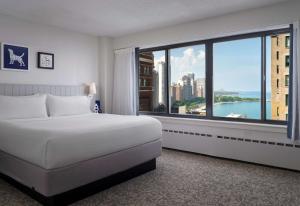 מיטה או מיטות בחדר ב-Sonesta ES Suites Chicago Downtown Magnificent Mile Medical