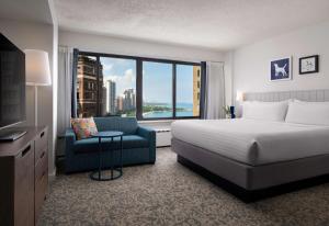 מיטה או מיטות בחדר ב-Sonesta ES Suites Chicago Downtown Magnificent Mile Medical