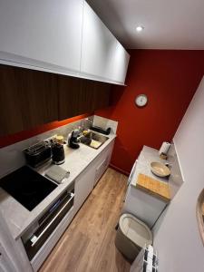 cocina con encimera y reloj en la pared en L Intimiste, en Rouen