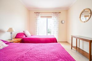 Cama ou camas em um quarto em Pool View 2 bedroom 1st floor apartment, Oasis Parque near Alvor AT14