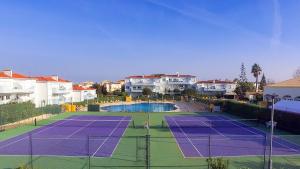 Tênis e/ou squash em Pool View 2 bedroom 1st floor apartment, Oasis Parque near Alvor AT14 ou nos arredores