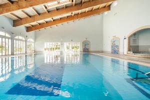 A piscina localizada em Pool View 2 bedroom 1st floor apartment, Oasis Parque near Alvor AT14 ou nos arredores