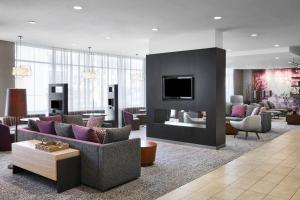 Uma TV ou centro de entretenimento em Courtyard by Marriott Newark Downtown