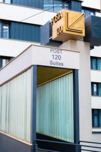 un edificio con un cartello che legge le suite postali di Post 120 Suites a Praga