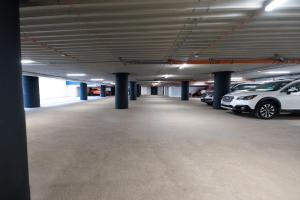 un garage vuoto con auto parcheggiate in esso di Post 120 Suites a Praga