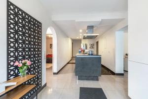 cocina y sala de estar con pared en blanco y negro en Ferienwohnung Jasmin, en Leonberg