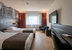 Ліжко або ліжка в номері Bastion Hotel Amsterdam Airport