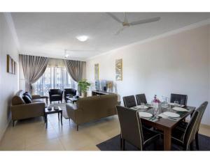 comedor y sala de estar con mesa y sillas en Marjaan Apartments, en Mombasa