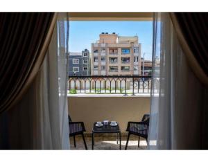 Habitación con ventana y vistas a un balcón. en Marjaan Apartments, en Mombasa