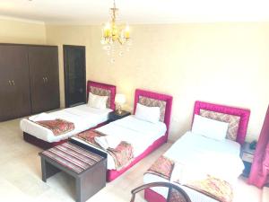 Queens Suite Hotel में एक कमरे में एक या कई बेड