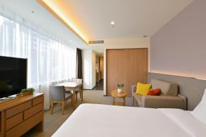 Holiday Inn & Suites Shin Osaka, an IHG Hotel में टेलीविजन और/या मनोरंजन केंद्र