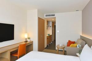 Holiday Inn & Suites Shin Osaka, an IHG Hotel में टेलीविजन और/या मनोरंजन केंद्र