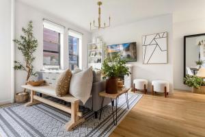 Zona d'estar a Bright Designer Cottage in Historic Harlem, 20 Minutes from Times Square!