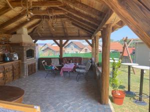 een groot houten paviljoen met een tafel en stoelen bij Villa 1880 in Sremski Karlovci