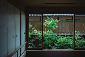 una finestra con vista sul giardino fuori da un edificio di Sowaka a Kyoto