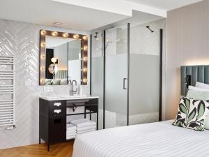 H4 Hotel Wyndham Paris Pleyel Resort tesisinde bir odada yatak veya yataklar