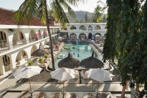 een luchtzicht op een zwembad van het resort met parasols bij El Tropico Boutique Hotel in Kuta Lombok