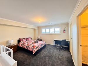 מיטה או מיטות בחדר ב-Convenient, Serene & Comfy Home Thornton Central Penrith