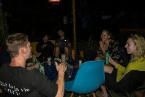 un grupo de personas sentadas alrededor de una mesa en Jabulani Nairobi Backpackers Hostel, en Nairobi