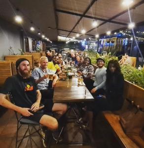 un grupo de personas sentadas en una mesa en un restaurante en Jabulani Nairobi Backpackers Hostel, en Nairobi