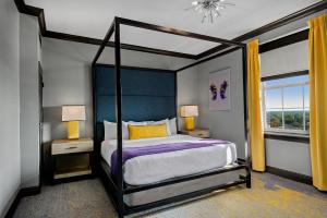 Tempat tidur dalam kamar di The Admiral, Downtown Historic District