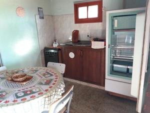 uma pequena cozinha com uma mesa e uma mesa e uma mesa e uma mesa em Rochas em Barra del Chuy