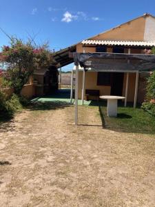 uma mesa de piquenique em frente a uma casa em Rochas em Barra del Chuy