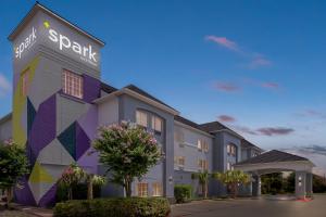 Spark By Hilton Missouri City في ميسوري سيتي: تسليم واجهة فندق قاس