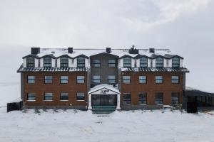 een groot bakstenen gebouw met sneeuw erop bij Library Hotel Erciyes in Kayseri